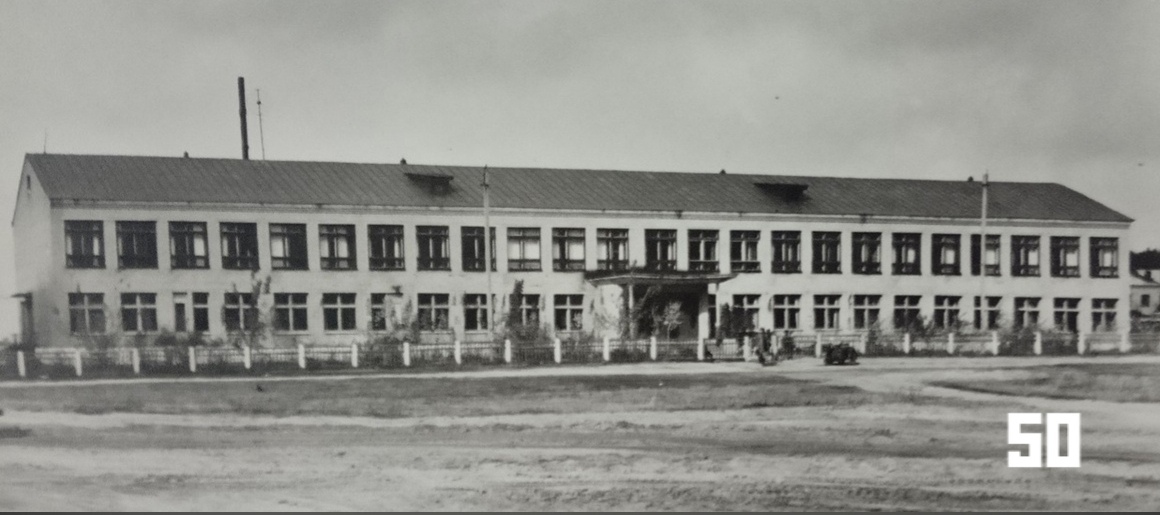 Здание школы в 1970 году