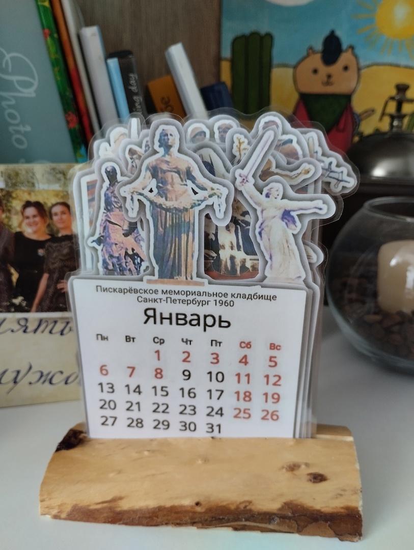Ученицы разработали макет календаря с памятниками, посвященными Великой Отечественной Войне..